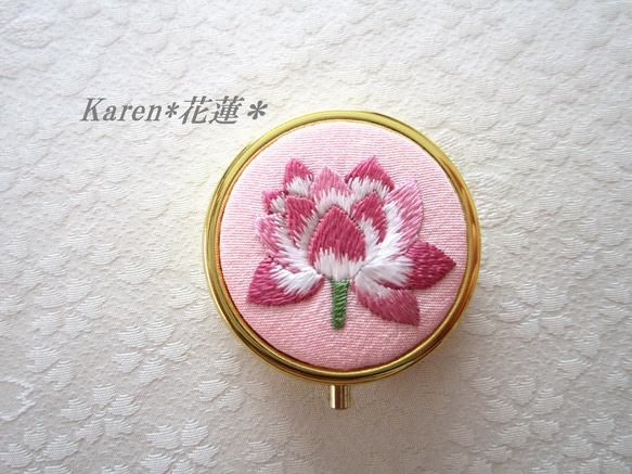 《Y様ご注文品》日本刺繍【蓮の花】絹のアクセサリーケース（ミラー付き） Gold 　 ◆桜色◆  〈受注制作〉 1枚目の画像