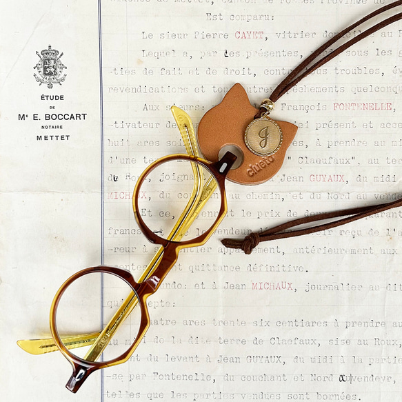 ネコglasses holder・オリーブ（メガネホルダー、イニシャルチャーム付き）:受注製作 2枚目の画像