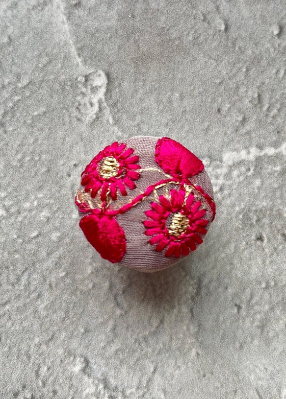 インド刺繍リボン　くるみボタン　ヘアゴム 2枚目の画像