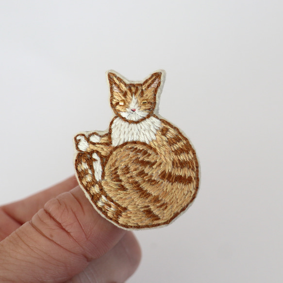 猫刺繍ブローチ　茶白　丸まり 1枚目の画像