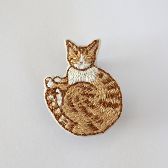 猫刺繍ブローチ　茶白　丸まり 2枚目の画像