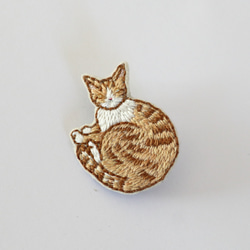 猫刺繍ブローチ　茶白　丸まり 5枚目の画像