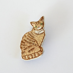 猫刺繍ブローチ　茶トラ　見返り 5枚目の画像