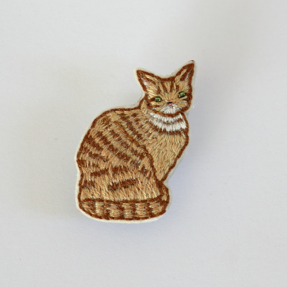 猫刺繍ブローチ　茶トラ　見返り 2枚目の画像