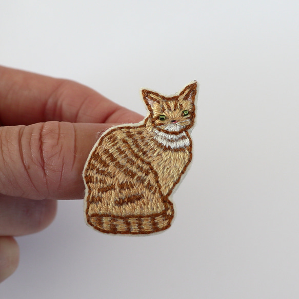 猫刺繍ブローチ　茶トラ　見返り 1枚目の画像
