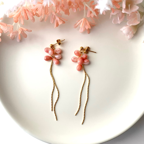 ふんわり桜色˖✧˖】ミルキーなピンク×揺れる18kgp˖✧˖ ピアス