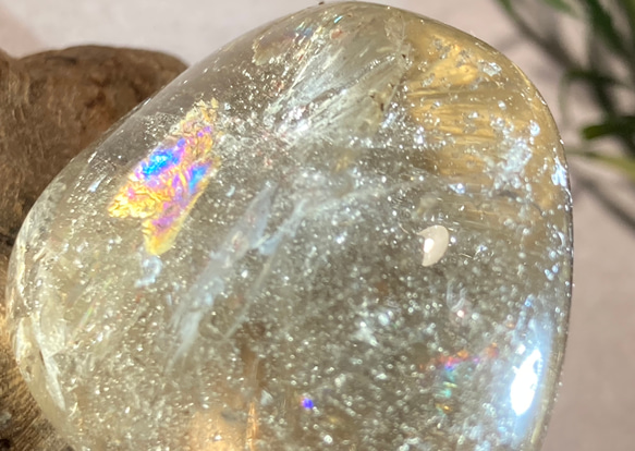 万華鏡✿*:・ レインボー スモーキークォーツ 　原石　タンブル 7枚目の画像