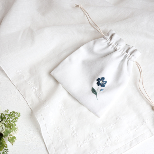 ニュアンスカラー☆お花刺繍のミニ巾着（ネイビーブルー） 4枚目の画像