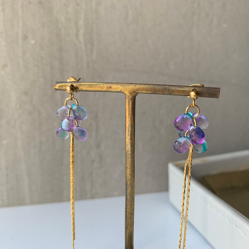 5月の誕生石、グアテマラブルー 透かし彫り本翡翠ピアス | 大阪