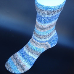 手編みの靴下　カシミア混の糸で編んだシャギー調の靴下（男性用） 1枚目の画像