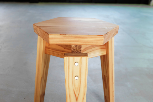 ハニカムスツール　スタッキングスツール　椅子　花台　杉　無垢材　木製 4枚目の画像