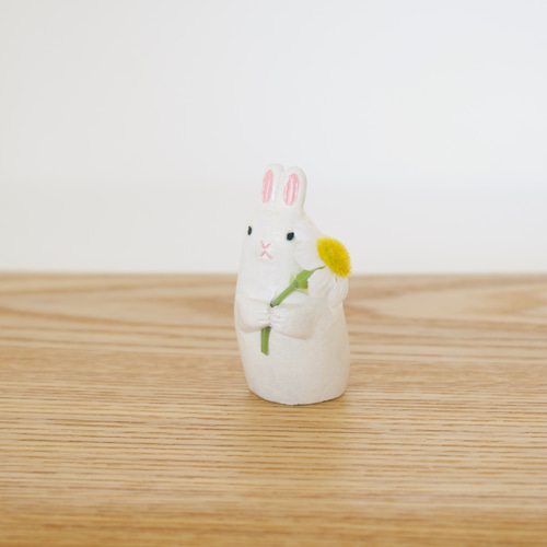 花を持つうさぎの置物 2色 その他置物 m-zokei 通販 15372582｜Creema