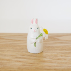 ウサギの陶器置物 花の飾り付き ガーデニング雑貨 うさぎ おきもの