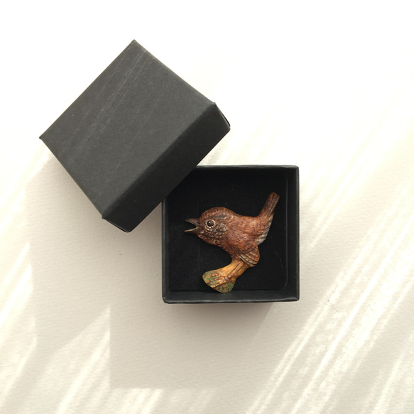 野鳥（ミソサザイ）のブローチ・バードカービング 2枚目の画像