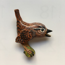 野鳥（ミソサザイ）のブローチ・バードカービング 1枚目の画像