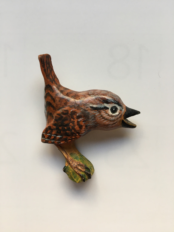 野鳥（ミソサザイ）のブローチ・バードカービング 1枚目の画像