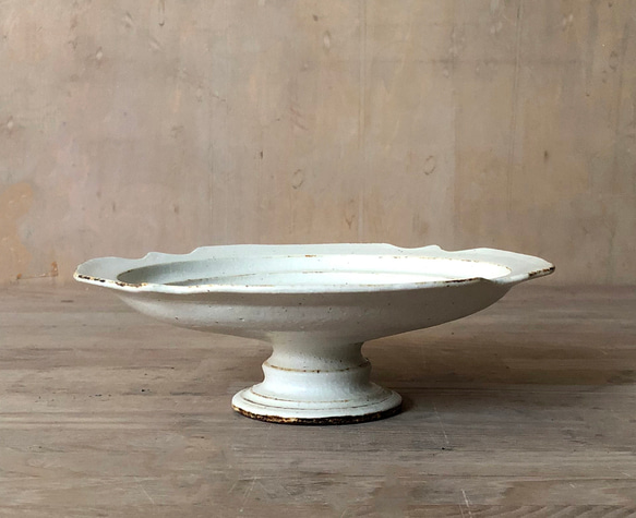 白い陶器のコンポート皿（大） 5枚目の画像