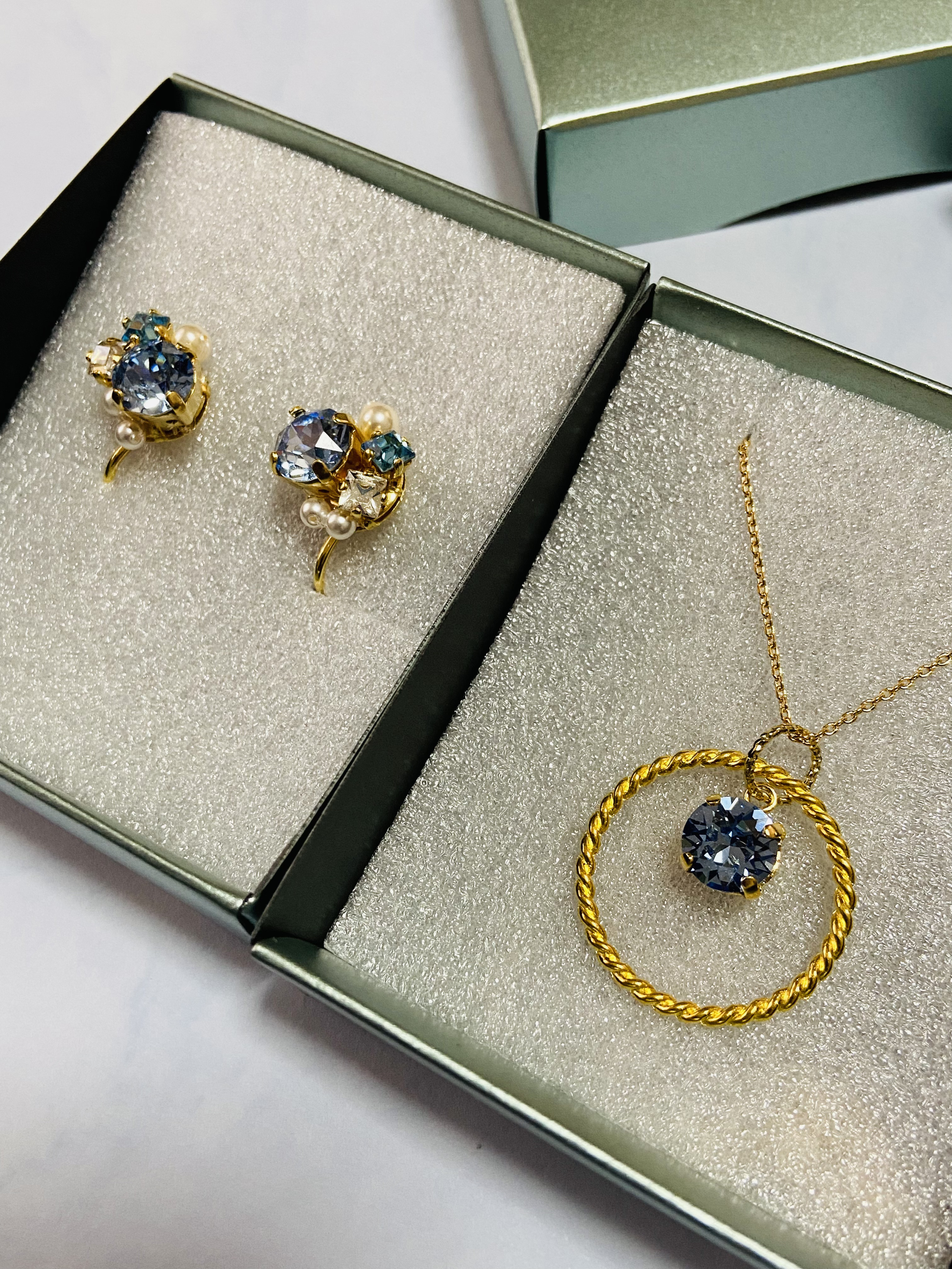 海のしずく★　揺れる輝きネックレス　&  クリスタルイヤリング★スワロフスキー　ライトサファイア