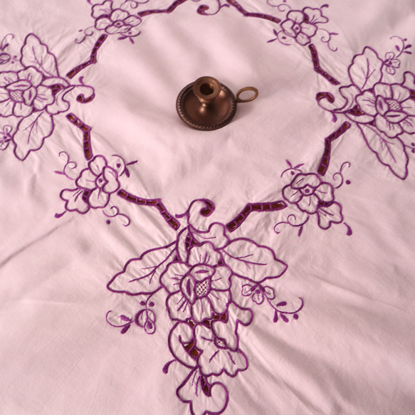ドイツの手仕事/素敵な紫のお花のカットワーク手刺繍 生地・テーブルクロス (ヴィンテージ) 7枚目の画像