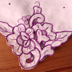 ドイツの手仕事/素敵な紫のお花のカットワーク手刺繍 生地・テーブルクロス (ヴィンテージ) 15枚目の画像