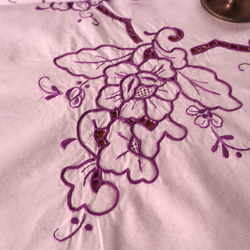 ドイツの手仕事/素敵な紫のお花のカットワーク手刺繍 生地・テーブルクロス (ヴィンテージ) 8枚目の画像