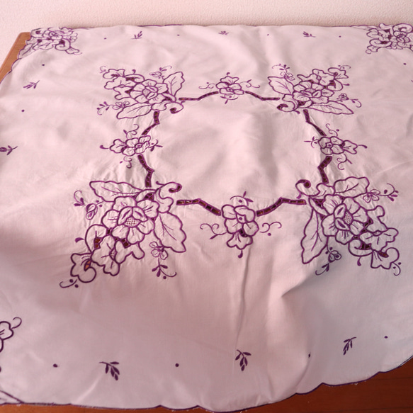 ドイツの手仕事/素敵な紫のお花のカットワーク手刺繍 生地・テーブルクロス (ヴィンテージ) 3枚目の画像