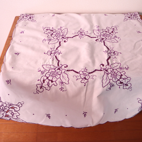 ドイツの手仕事/素敵な紫のお花のカットワーク手刺繍 生地・テーブルクロス (ヴィンテージ) 2枚目の画像