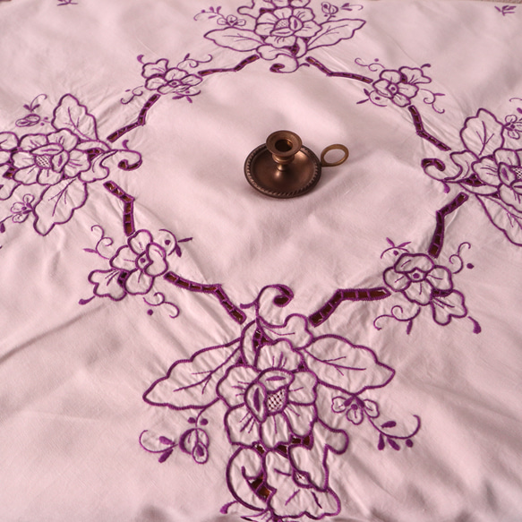 ドイツの手仕事/素敵な紫のお花のカットワーク手刺繍 生地・テーブルクロス (ヴィンテージ) 6枚目の画像