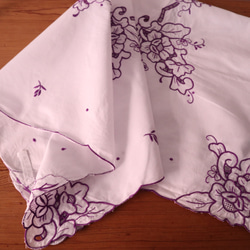 ドイツの手仕事/素敵な紫のお花のカットワーク手刺繍 生地・テーブルクロス (ヴィンテージ) 1枚目の画像