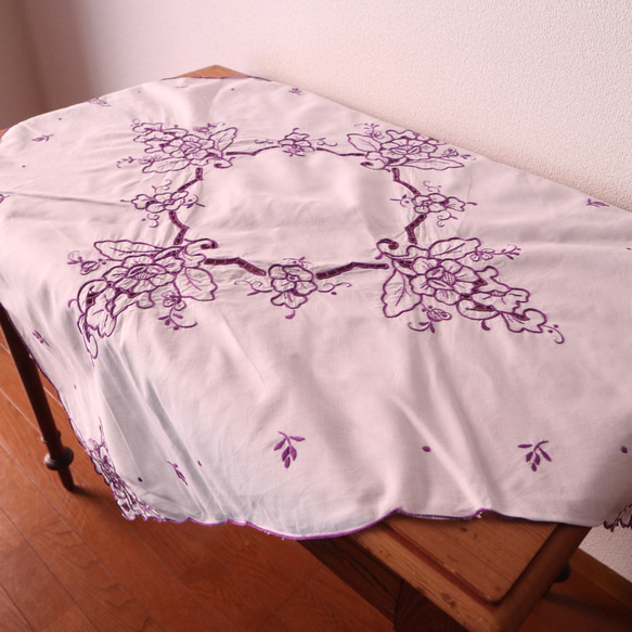 ドイツの手仕事/素敵な紫のお花のカットワーク手刺繍 生地・テーブルクロス (ヴィンテージ) 4枚目の画像