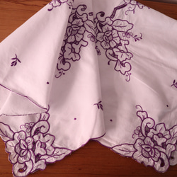 ドイツの手仕事/素敵な紫のお花のカットワーク手刺繍 生地・テーブルクロス (ヴィンテージ) 14枚目の画像