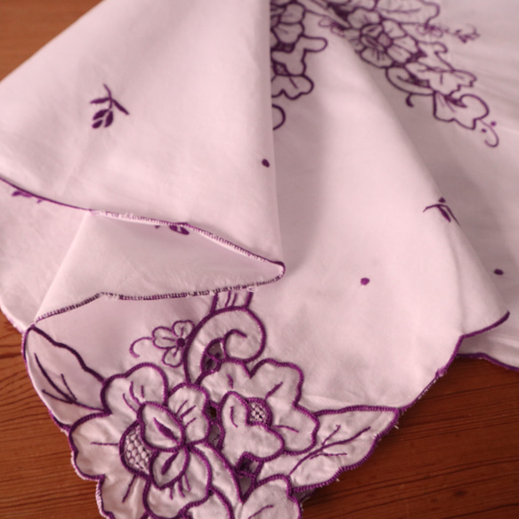 ドイツの手仕事/素敵な紫のお花のカットワーク手刺繍 生地・テーブルクロス (ヴィンテージ) 16枚目の画像