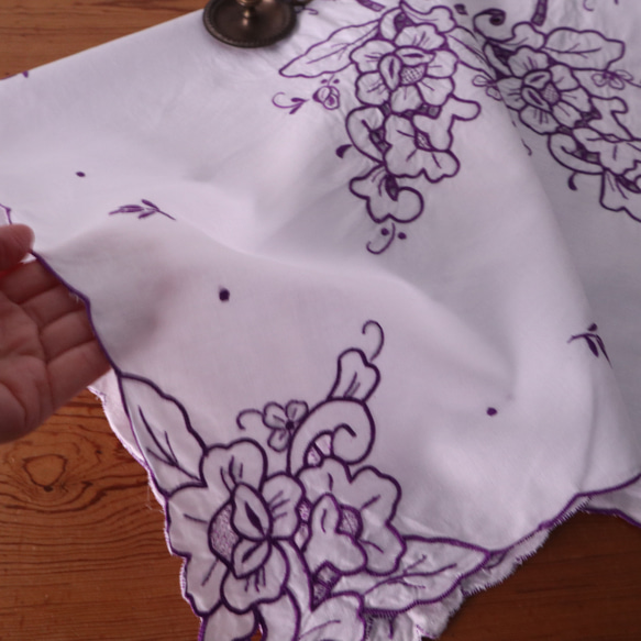 ドイツの手仕事/素敵な紫のお花のカットワーク手刺繍 生地・テーブルクロス (ヴィンテージ) 12枚目の画像