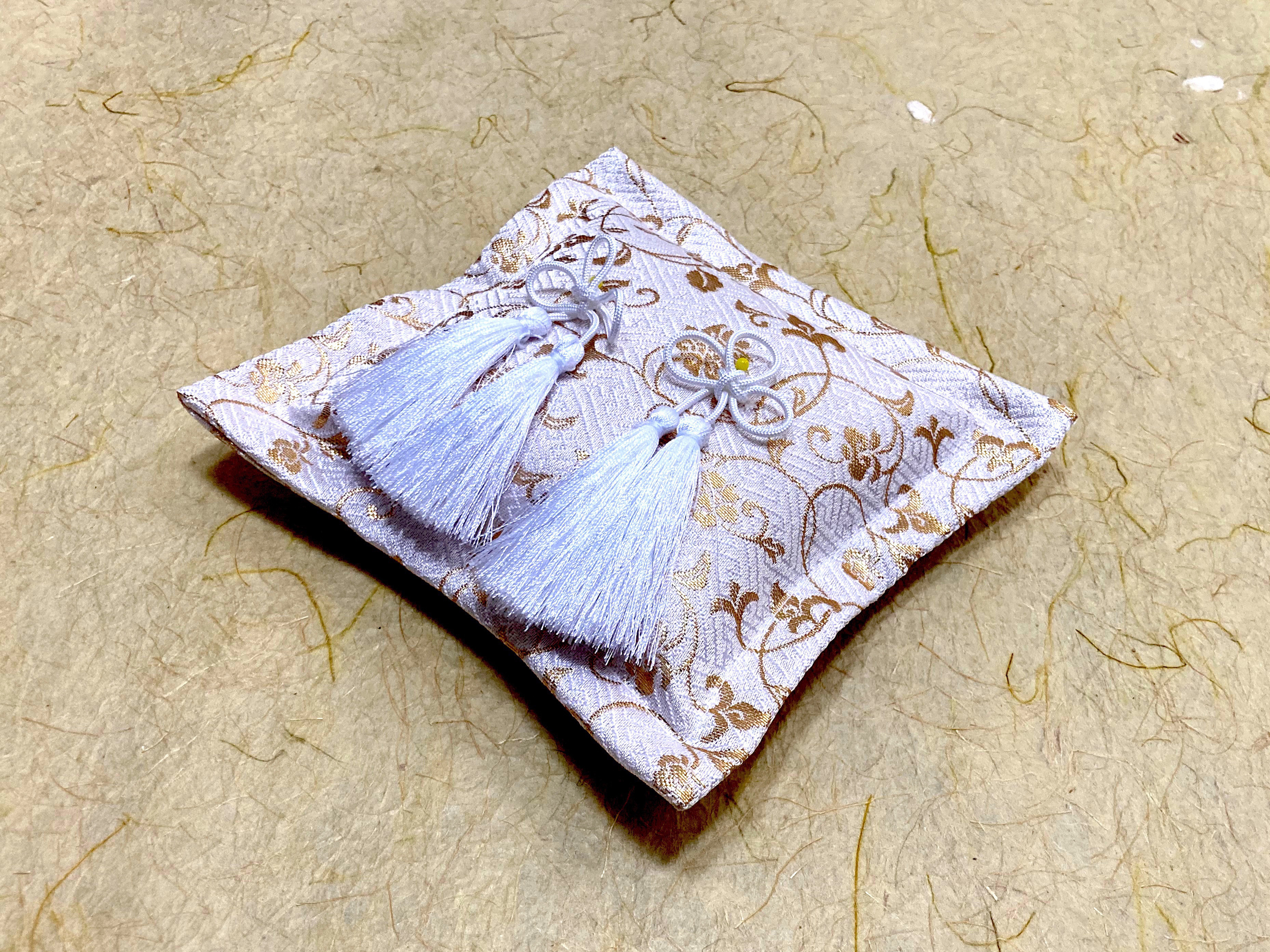 *手作りキット製作可能＊和婚/オフホワイト金襴生地に金色更紗花柄、白/金組紐叶結びの上品なリングピロー