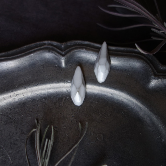 Junclay“11 克拉”輕質陶瓷灰白色防過敏金屬瓷耳環 第4張的照片