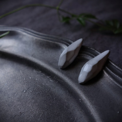 Junclay“11 克拉”輕質陶瓷灰白色防過敏金屬瓷耳環 第1張的照片