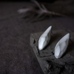 Junclay“11 克拉”輕質陶瓷灰白色防過敏金屬瓷耳環 第2張的照片