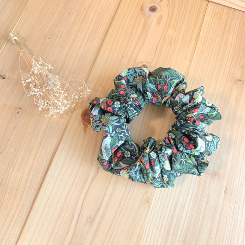 リバティ 生地たっぷりふんわりシュシュ ＜StrawberryThief  