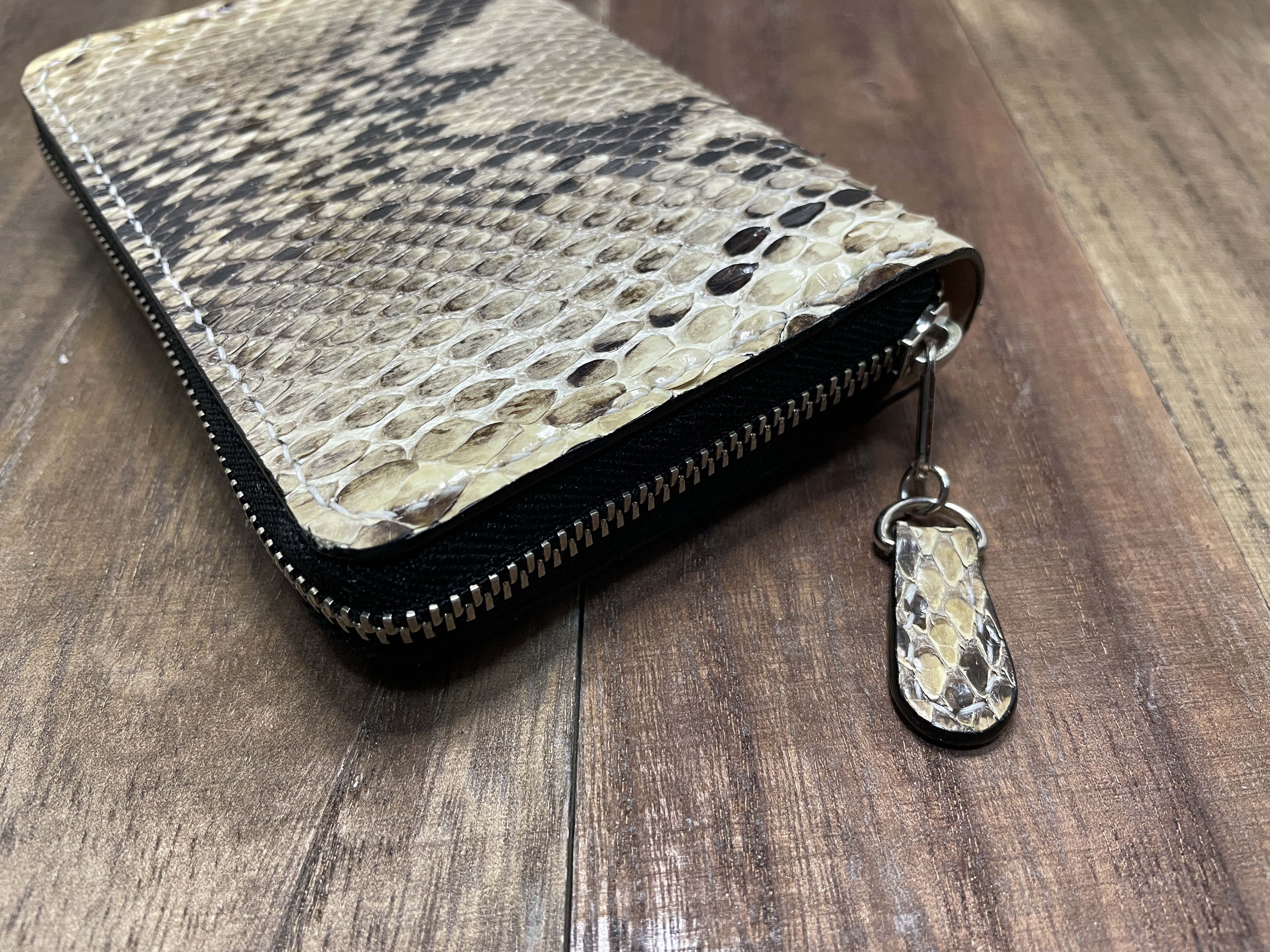 縁起のいいダイヤモンドパイソンのラウンドファスナーのミドル財布