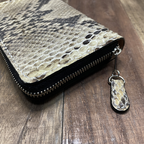 縁起のいいダイヤモンドパイソンのラウンドファスナーのミドル財布 二  