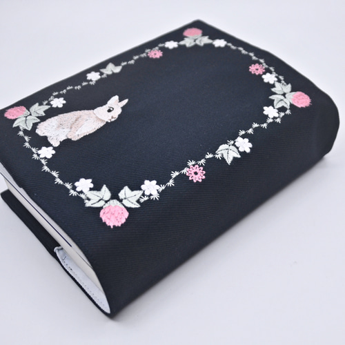 うさぎとお花の刺しゅう 聖書カバー（B6判・中型サイズ） ブックカバー
