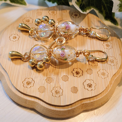 ❀ワイヤーアクセサリー❀花柄とんぼ玉とビーズのピアス(ホワイト