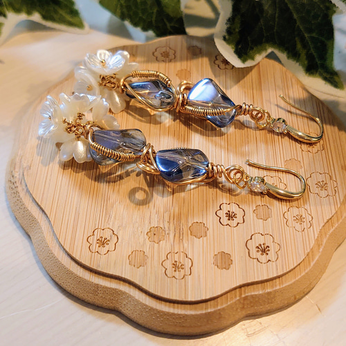 ❀ワイヤーアクセサリー❀ビーズと花びらのピアス(クリアブルー