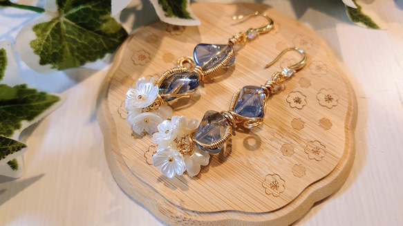 ❀ワイヤーアクセサリー❀ビーズと花びらのピアス(クリアブルー