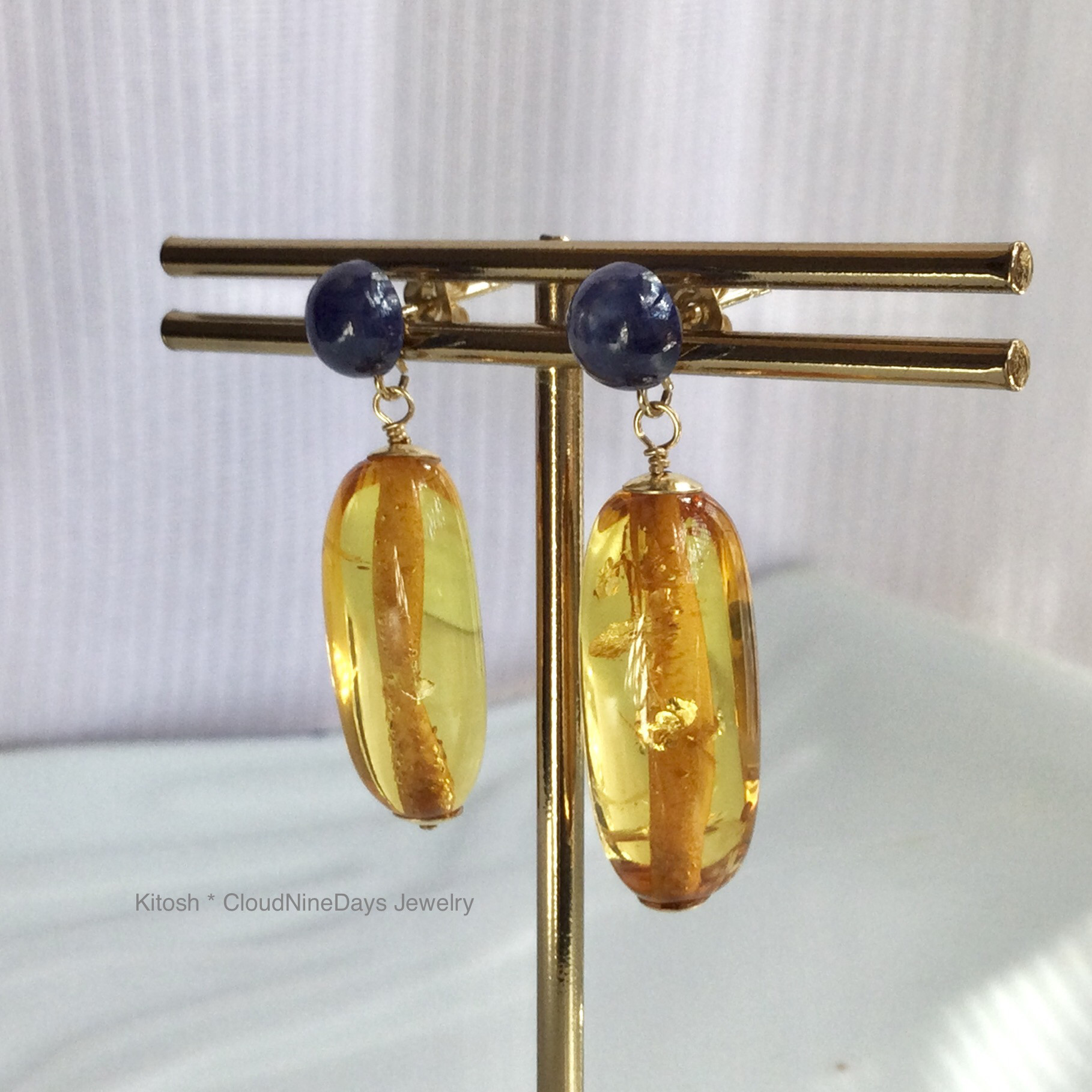 欧州の宝飾　太古の記憶のバルト海天然アンバーとサファイア優雅なコンビネーション