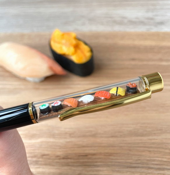 【小さなお寿司で大きなサプライズを】7種のミニチュアお寿司ボールペン　ミニチュアフード 2枚目の画像