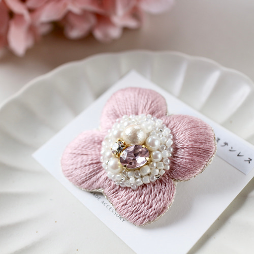 M.K.R.K⭐︎ 桜 ビーズ 刺繍 ブローチ ハンドメイドアクセサリー M.K.R.K⭐︎ 桜 ビーズ 刺繍 ブローチ ハンドメイドアクセサリー