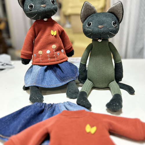 お花トレーナーの黒ねこちゃんお着替えセット❗️】靴下ぬいぐるみ  