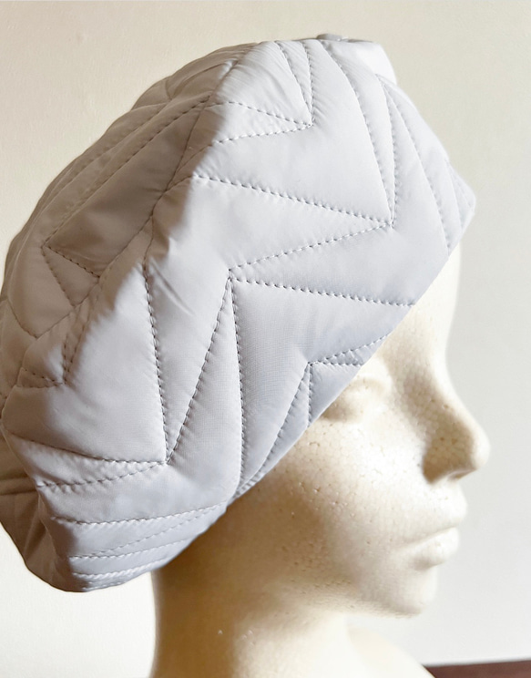 新作‼️ カタチにこだわるベレー帽　キュートなキルティング　ホワイトグレー 4枚目の画像