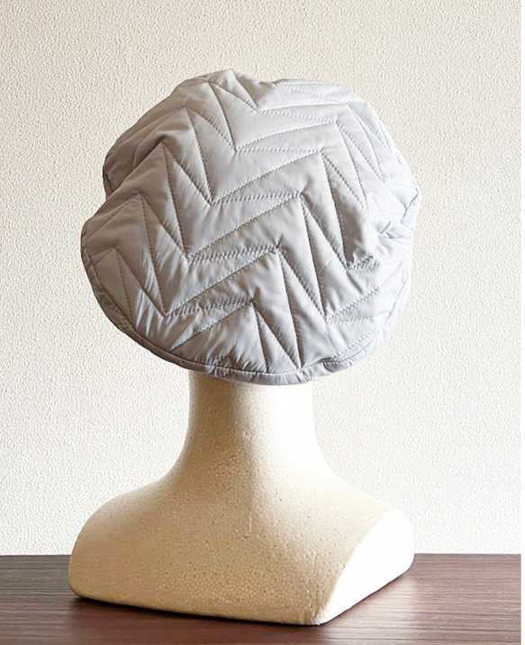 新作‼️ カタチにこだわるベレー帽　キュートなキルティング　ホワイトグレー 5枚目の画像
